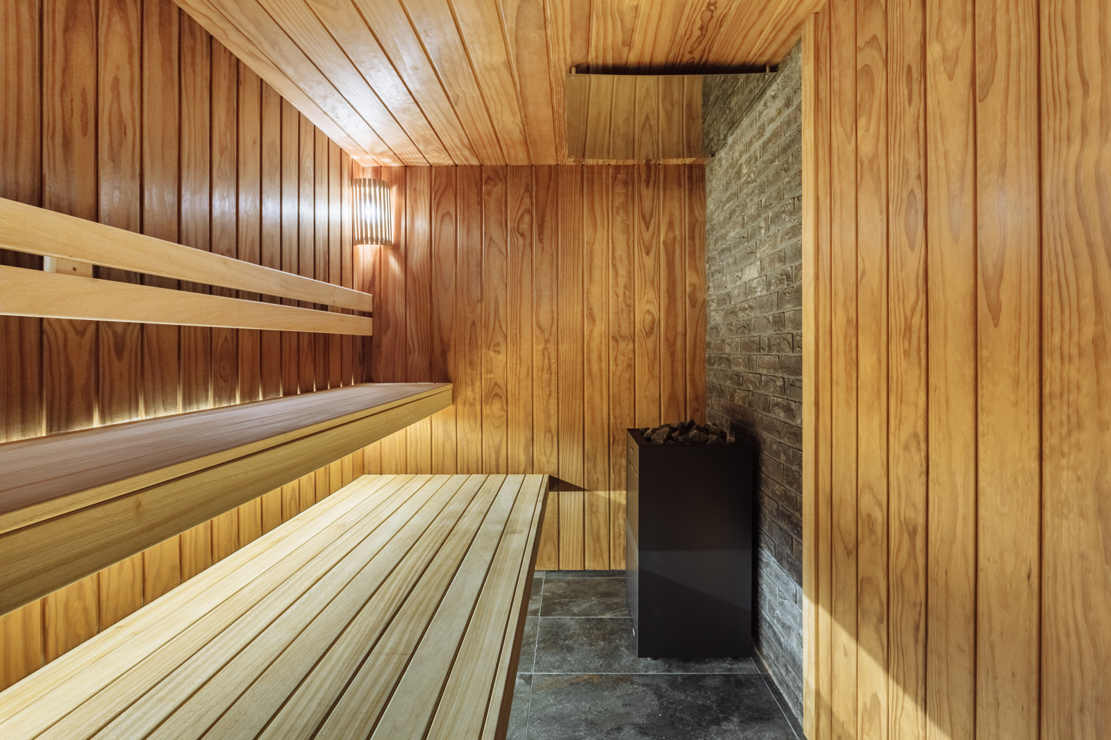 Сауна с бассейном в цоколе частного дома.