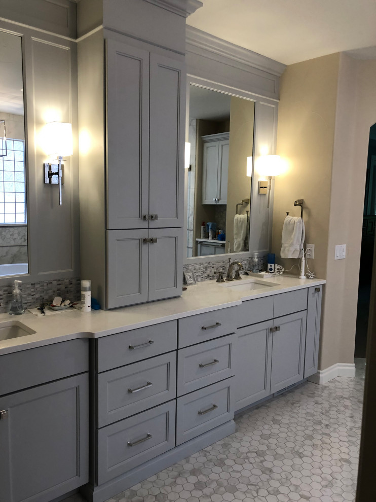 Imagen de cuarto de baño principal, doble y a medida clásico renovado grande con armarios con paneles lisos, puertas de armario grises, encimera de cuarzo compacto y encimeras blancas