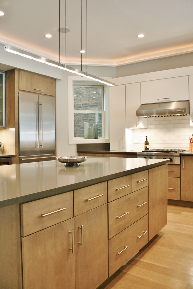 Large modern l-shaped eat-in kitchen in Chicago with quartz benchtops and with island.