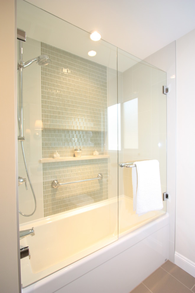Photo of a mid-sized transitional master bathroom in Vancouver with an undermount sink, recessed-panel cabinets, white cabinets, marble benchtops, a shower/bathtub combo, beige tile, white walls and linoleum floors.
