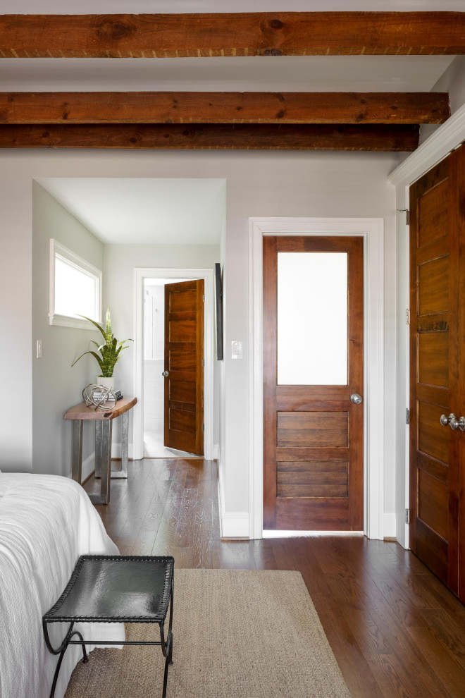 На фото: большая хозяйская спальня в стиле неоклассика (современная классика) с серыми стенами, паркетным полом среднего тона, коричневым полом и балками на потолке