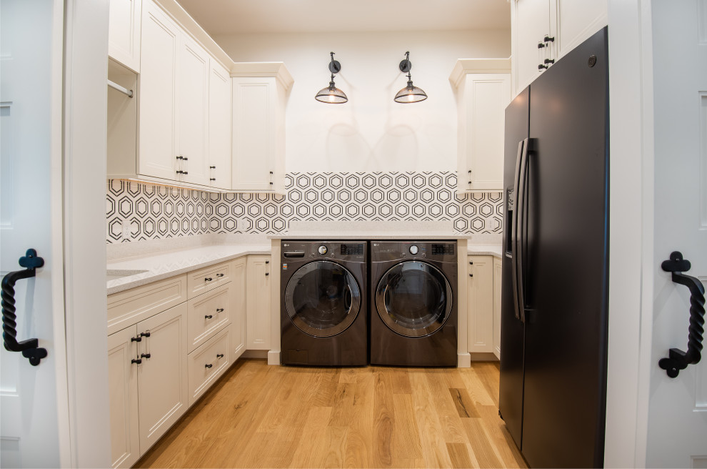 Large country laundry room in Orlando.