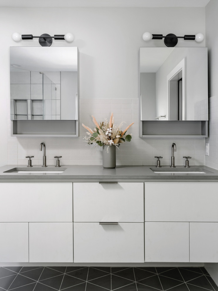Idéer för mellanstora minimalistiska en-suite badrum, med släta luckor, vita skåp, ett hörnbadkar, en dusch/badkar-kombination och ett undermonterad handfat