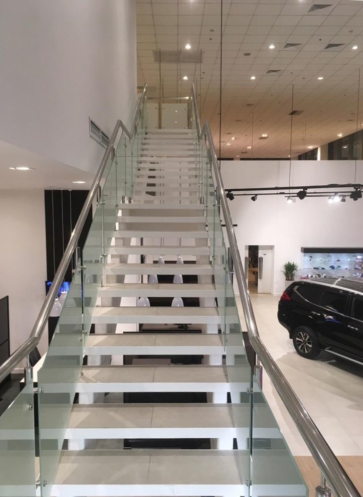 Стеклянные ограждения в автосалон Mitsubishi