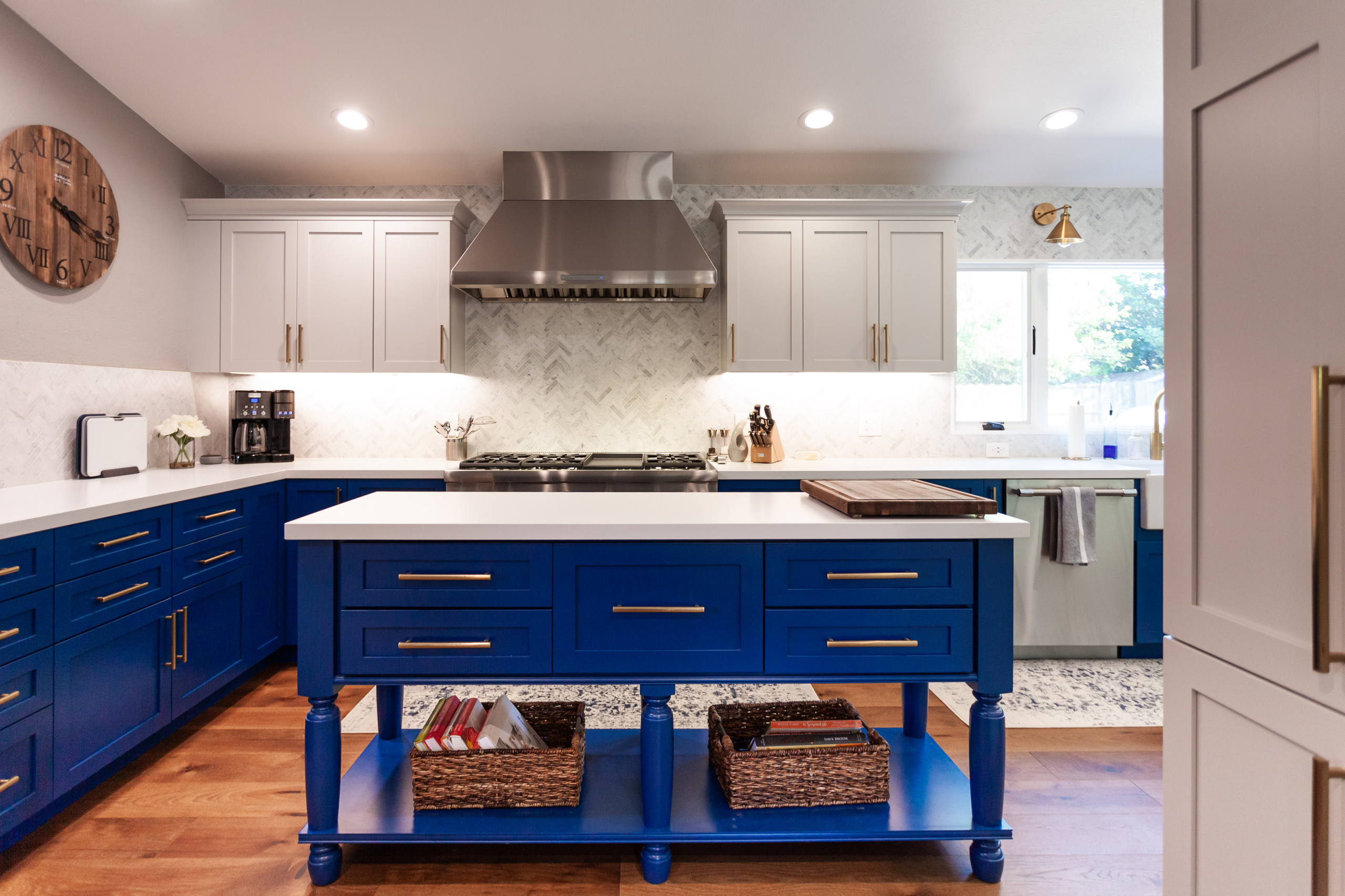 Stunning Kitchen w Blue Island