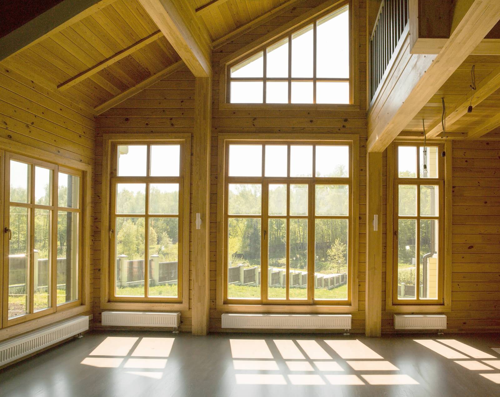 Деревянные окна в домах из клееного бруса