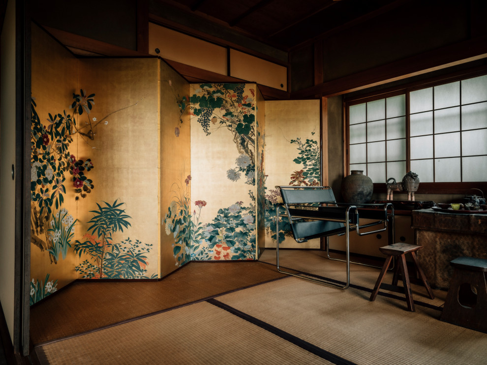 На фото: кабинет в восточном стиле с коричневыми стенами, полом из бамбука, желтым полом, деревянным потолком и деревянными стенами