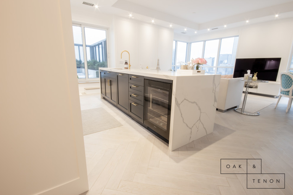 Kitchen - transitional kitchen idea in Toronto