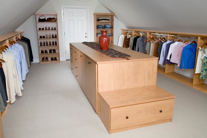 Design ideas for a contemporary storage and wardrobe in Chicago.