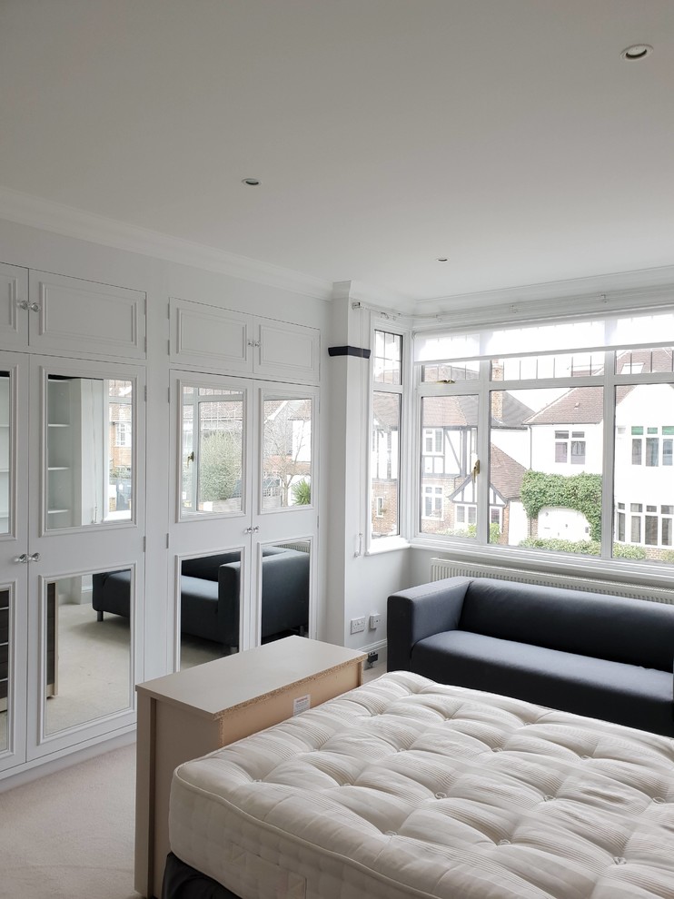 Стильный дизайн: большая хозяйская спальня в классическом стиле с белыми стенами, ковровым покрытием, бежевым полом и многоуровневым потолком - последний тренд