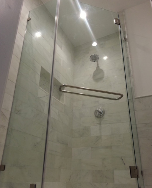 tub & shower enclosure Moderne New York par Custom Cut Glass Houzz