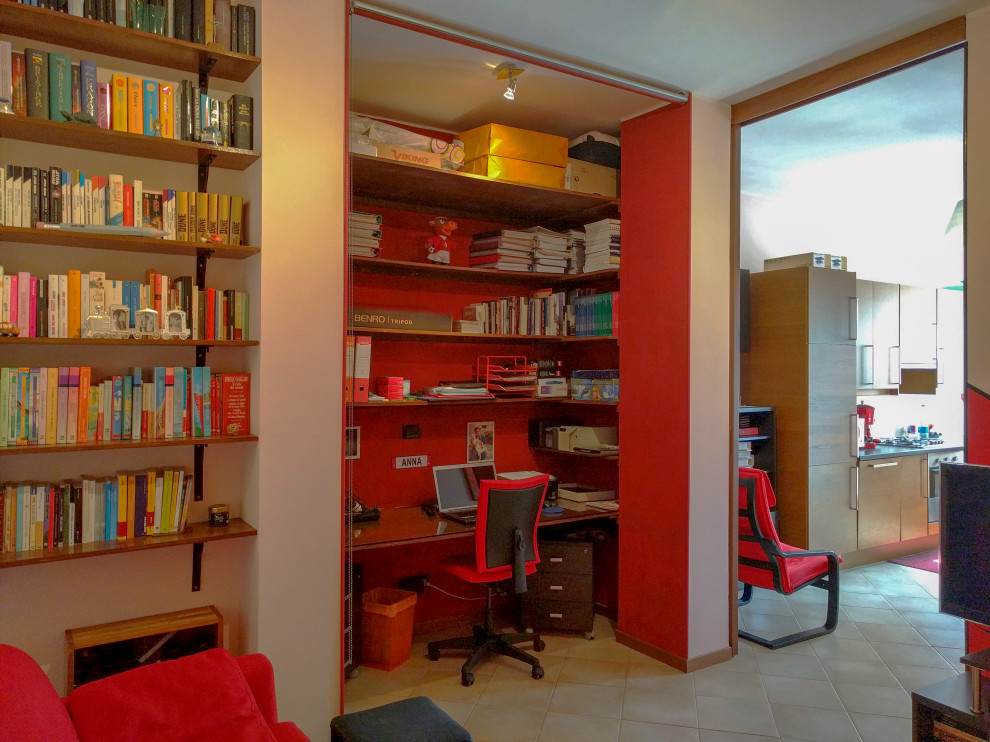 Идея дизайна: домашняя библиотека среднего размера в стиле модернизм с розовыми стенами, полом из керамической плитки, встроенным рабочим столом и бежевым полом