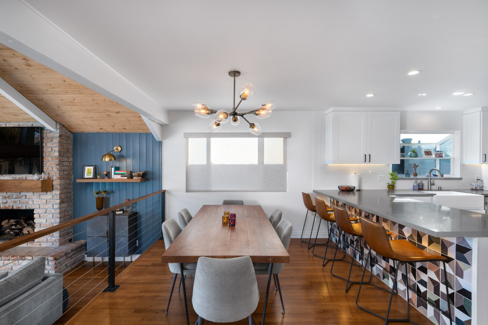 Inspiration för ett funkis kök med matplats, med vita väggar, mörkt trägolv och flerfärgat golv