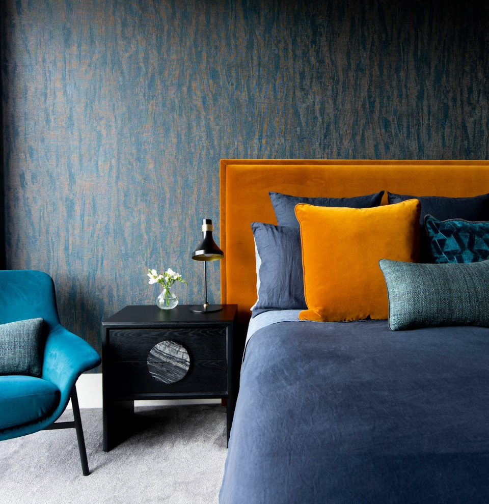 Mittelgroßes Modernes Hauptschlafzimmer mit blauer Wandfarbe, Teppichboden und grauem Boden in Melbourne