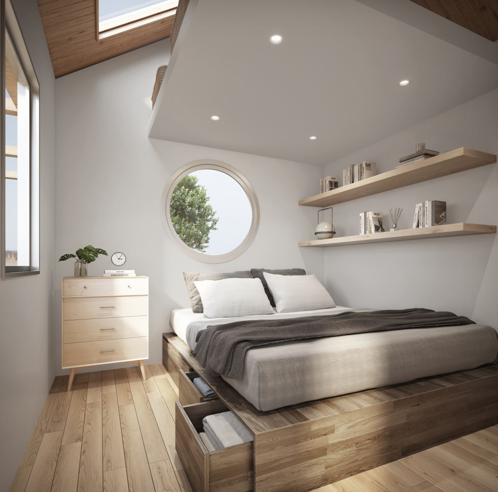 Exempel på ett litet klassiskt sovloft, med vita väggar och ljust trägolv