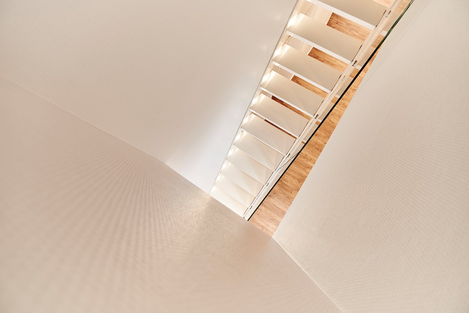 Лестница на тетиве со стеклянным ограждением