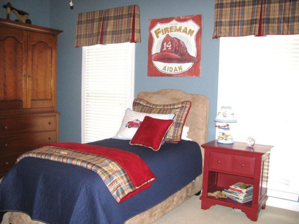 Inspiration for a mid-sized traditional kids' bedroom for kids 4-10 years old and boys in Raleigh with blue walls and carpet.