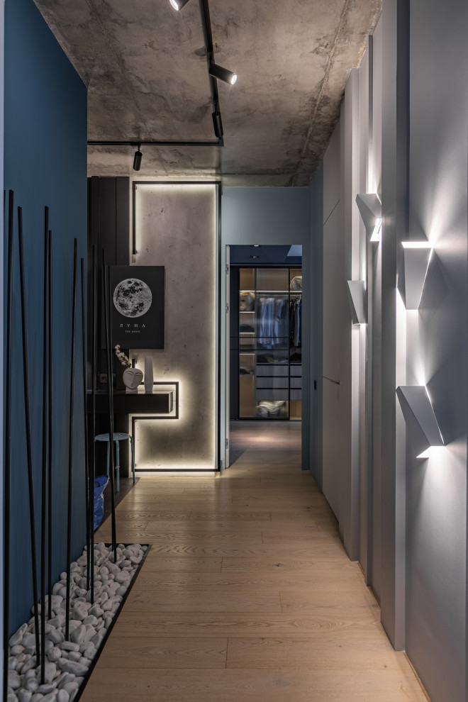 Пример оригинального дизайна: коридор в стиле лофт с синими стенами и бежевым полом