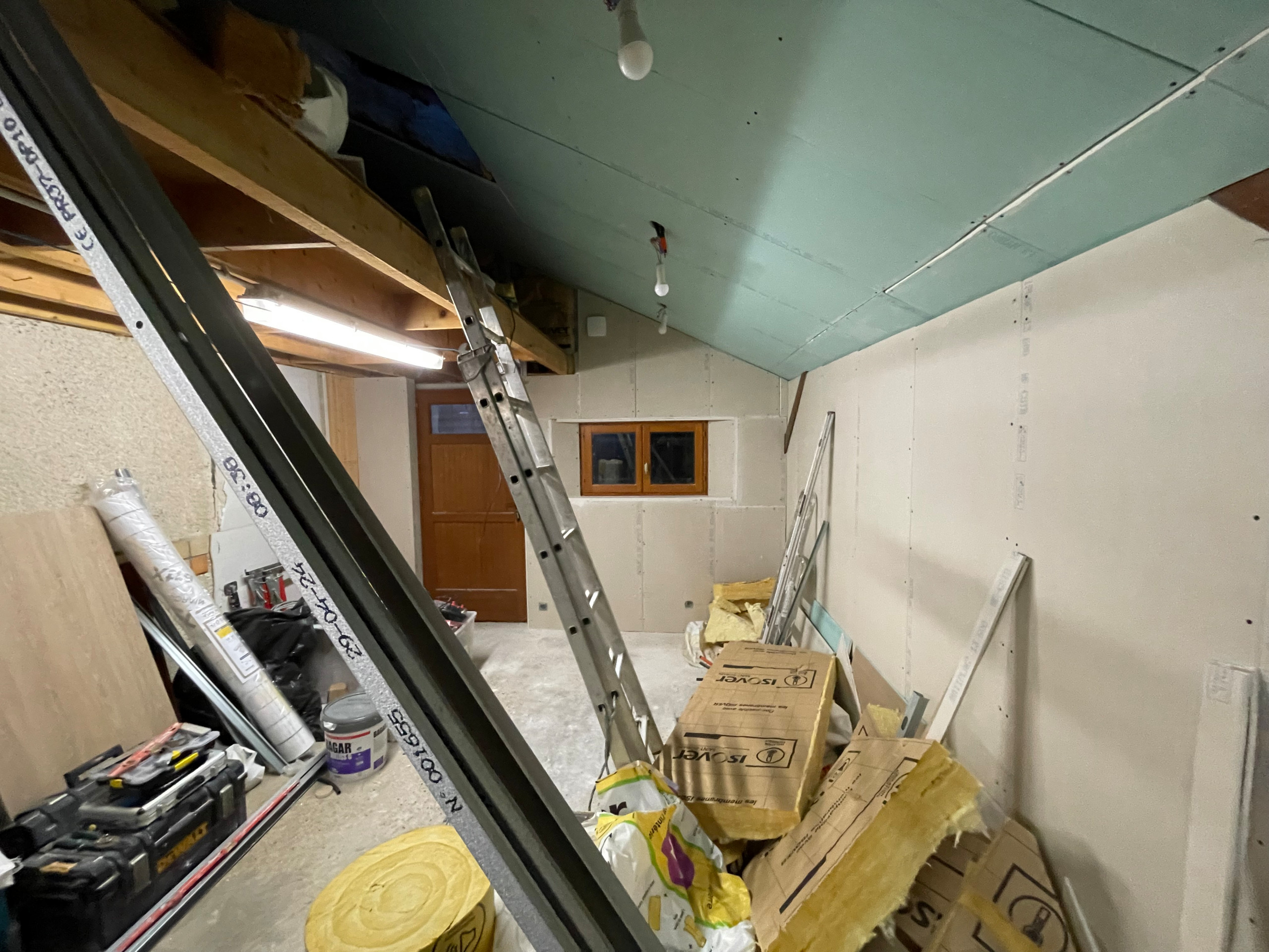 RENOVATION INTERIEURE: aménagement d'un studio, bureau, chambre et point d'eau