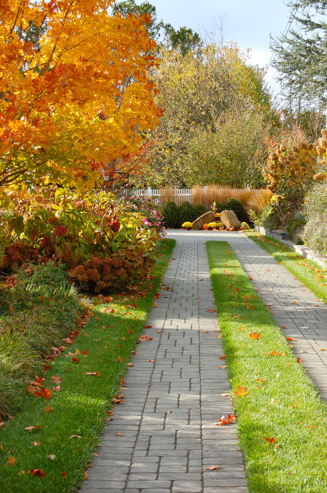 Photo of a traditional driveway in New York.