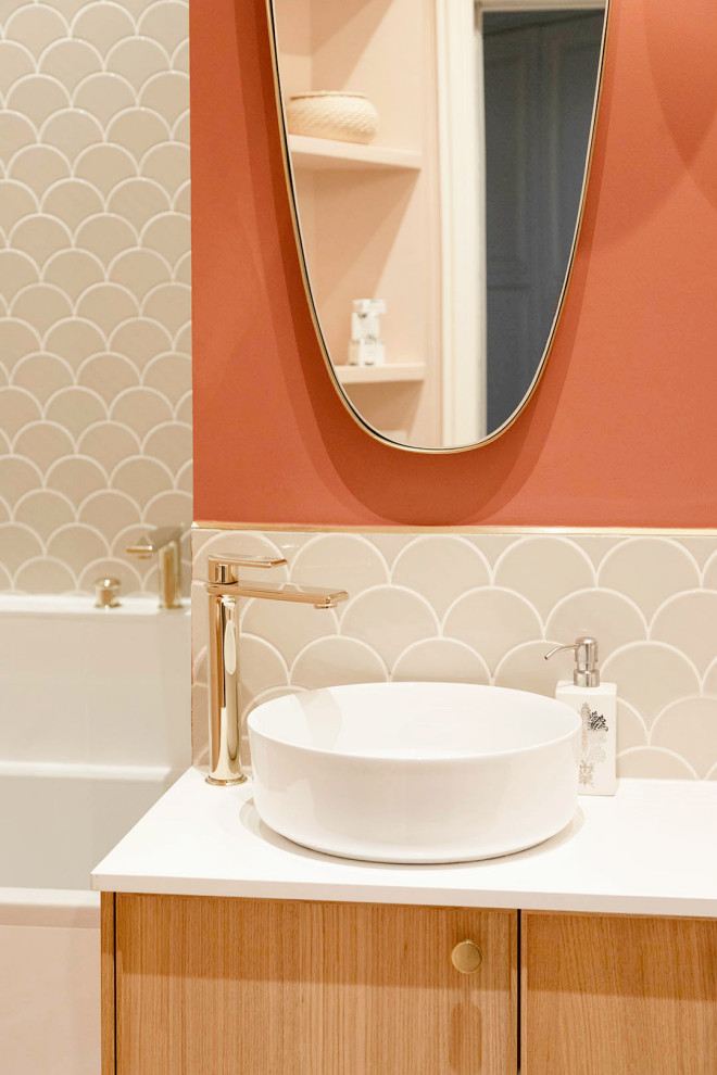 Стильный дизайн: главная ванная комната среднего размера с плоскими фасадами, светлыми деревянными фасадами, накладной ванной, душем над ванной, розовой плиткой, керамической плиткой, красными стенами, полом из терраццо, настольной раковиной, столешницей из искусственного камня, разноцветным полом, открытым душем, белой столешницей, нишей, тумбой под две раковины и напольной тумбой - последний тренд