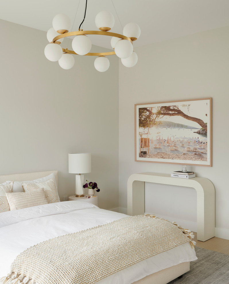 Свежая идея для дизайна: большая гостевая спальня (комната для гостей) в современном стиле с белыми стенами, светлым паркетным полом и бежевым полом - отличное фото интерьера