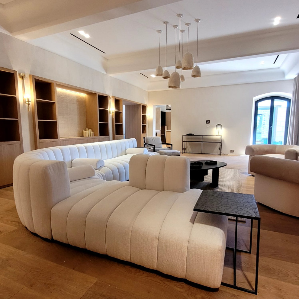 Trendy living room photo in Nice