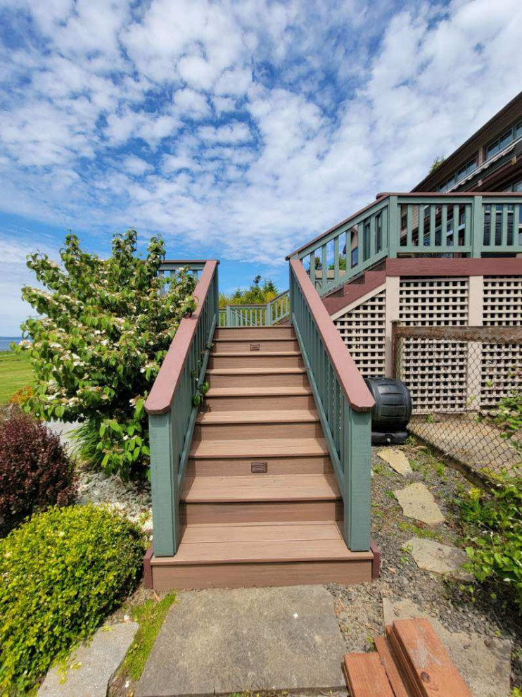 Inspiration for a transitional deck remodel in Seattle