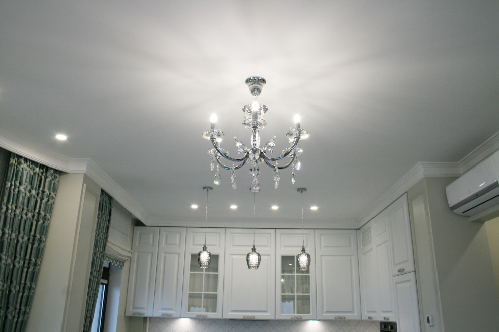 Белая неоклассика с оттенком морской волны