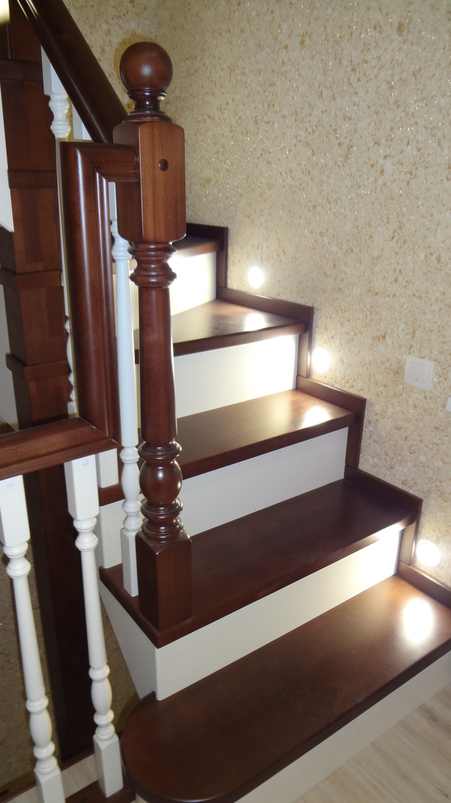 Лестница в загородном доме из дерева бук. Самара.