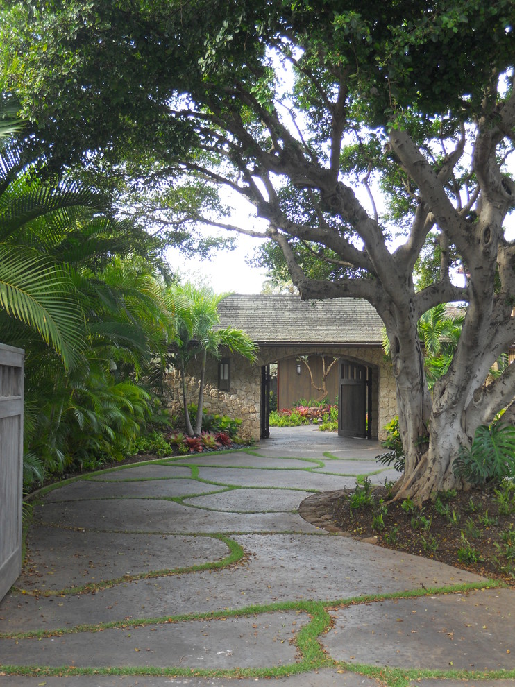 Photo of a large tropical partial sun courtyard stone driveway in Hawaii.