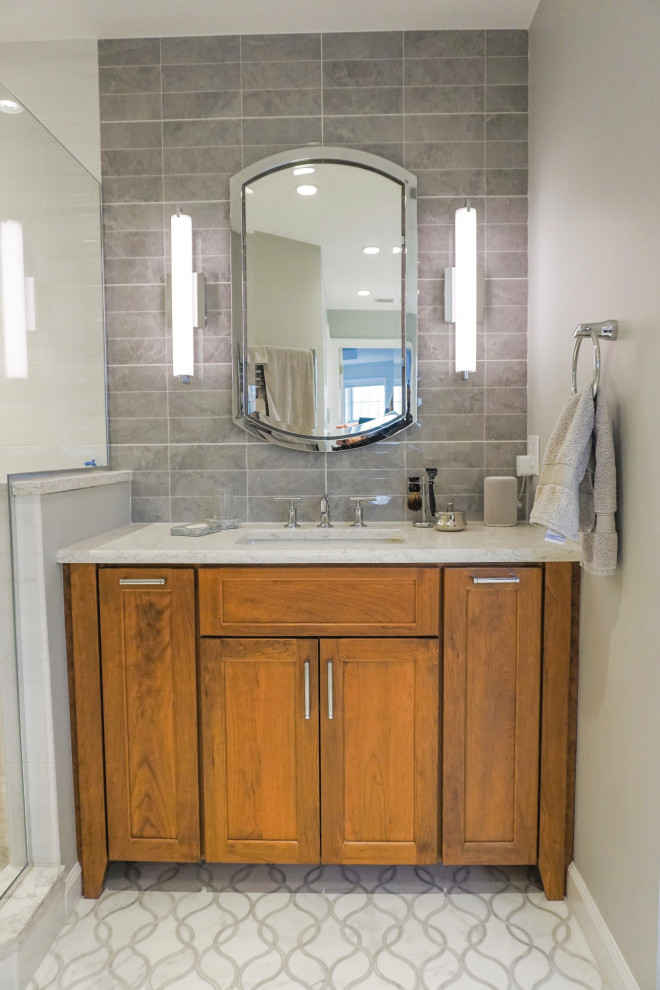 Home design - mid-sized transitional home design idea
