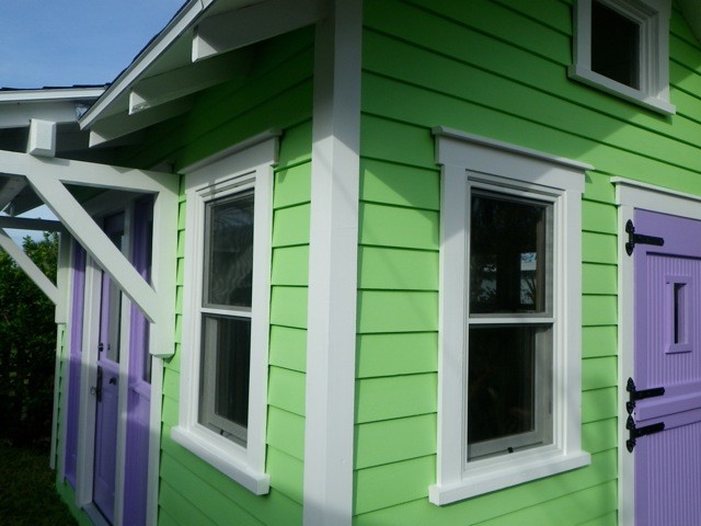 Photo of a tropical shed and granny flat in Orlando.