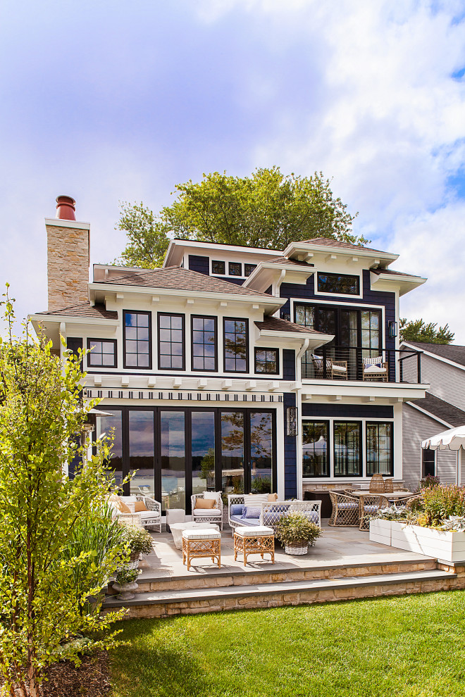Свежая идея для дизайна: большой, трехэтажный, синий частный загородный дом в морском стиле - отличное фото интерьера