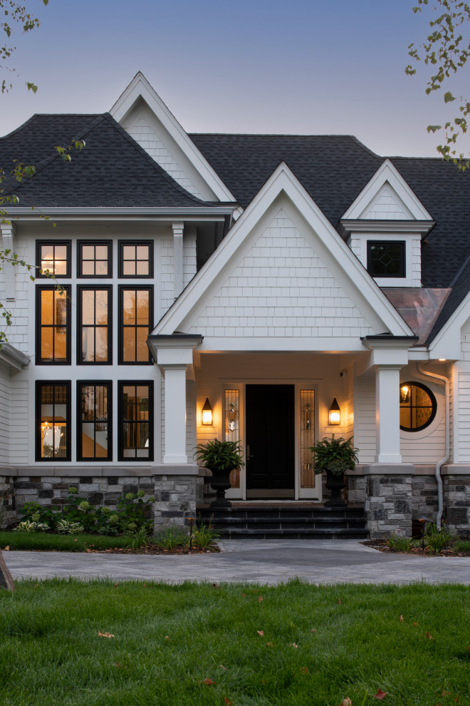 Diseño de fachada de casa blanca y negra costera grande de dos plantas con revestimientos combinados, tejado a dos aguas, tejado de teja de madera y teja