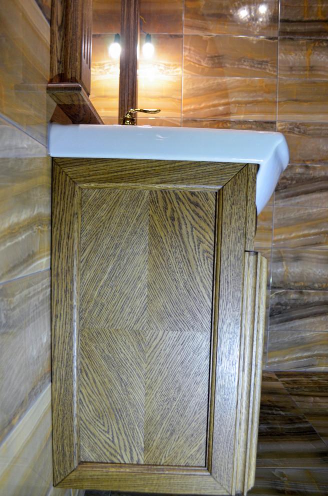 Ванная комната. Потолок, зеркало и тумба под раковину