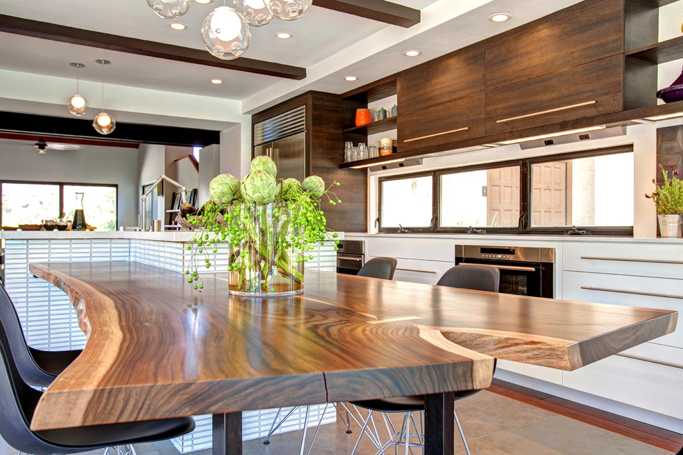 This is an example of a contemporary kitchen in San Diego.