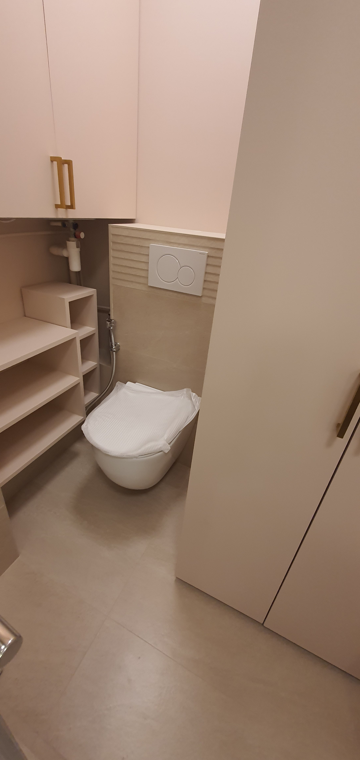 Salle de bain beige et rose, bois