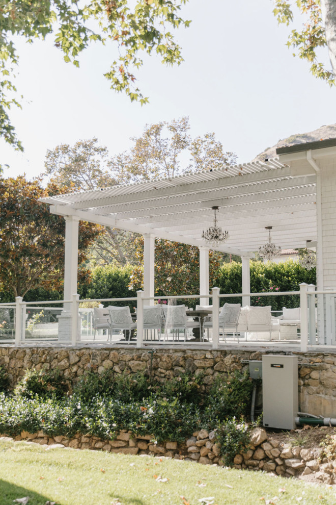 Design ideas for an expansive country side yard patio in Los Angeles with a pergola.