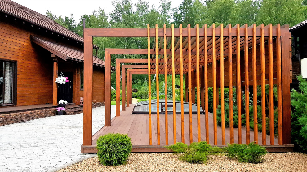 Терраса с бассейном и перголой