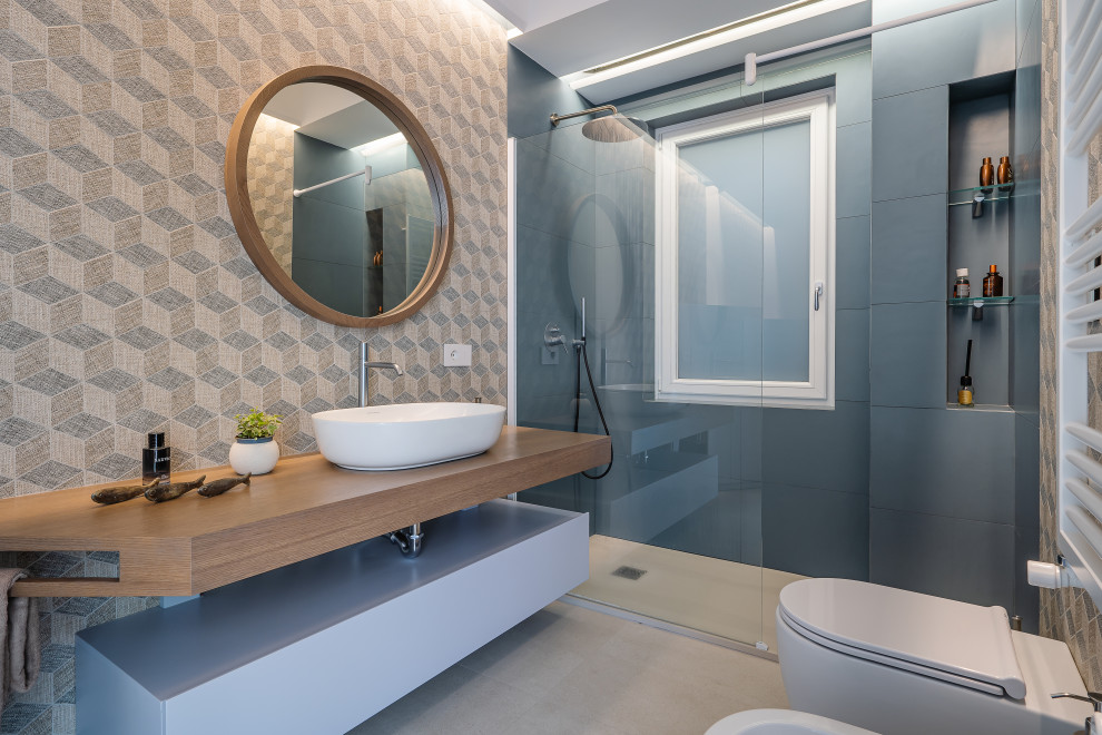 Idee per una stanza da bagno con doccia scandinava con nessun'anta e mobile bagno sospeso