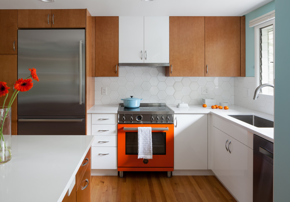 Inspiration for a mid-sized midcentury l-shaped eat-in kitchen in Seattle with an undermount sink, flat-panel cabinets, white cabinets, quartz benchtops, white splashback, ceramic splashback, with island, brown floor, white benchtop, stainless steel appliances and medium hardwood floors.
