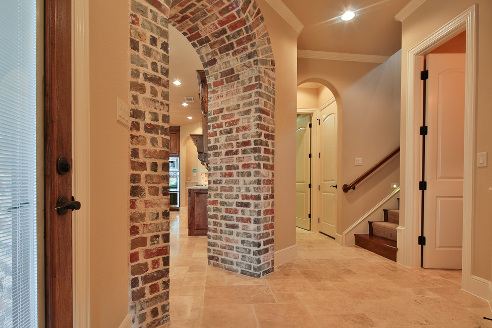 This is an example of a traditional hallway in Dallas.