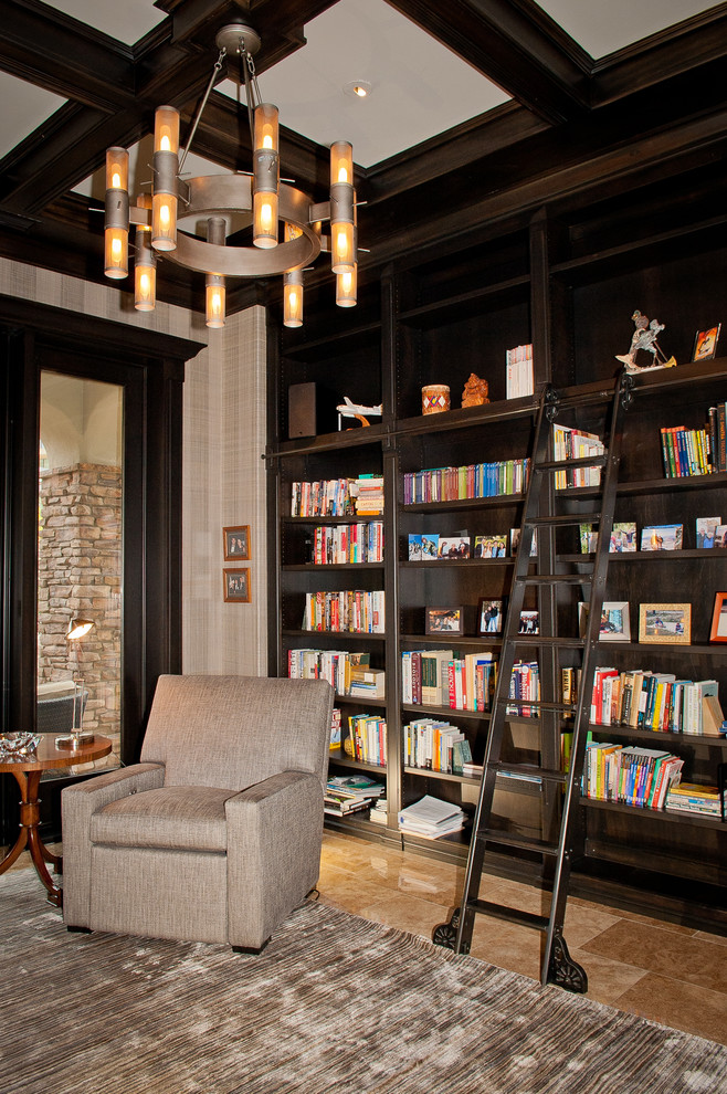 フェニックスにある広いトラディショナルスタイルのおしゃれなホームオフィス・書斎 (ライブラリー、マルチカラーの壁、トラバーチンの床、暖炉なし) の写真