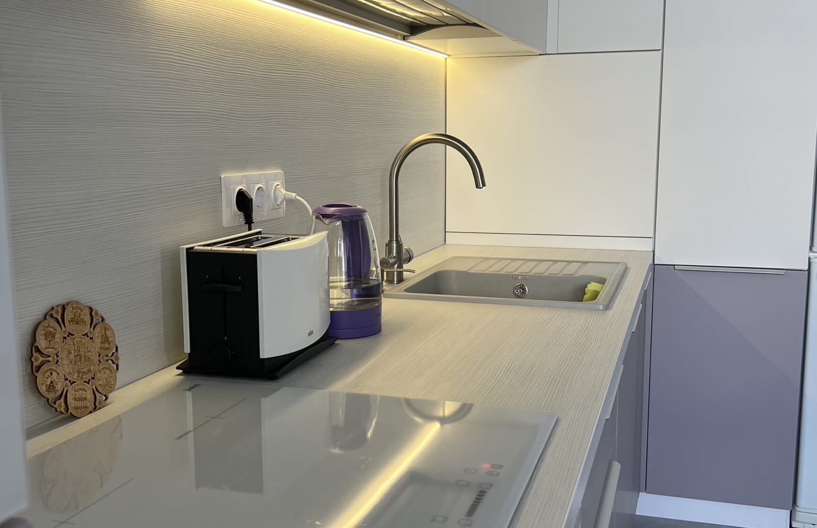 Кухонный гарнитур в лавандовом цвете от дизайнера