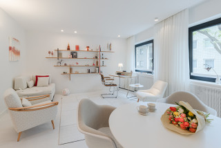 ミッドセンチュリースタイルのおしゃれなリビング (白い床) の