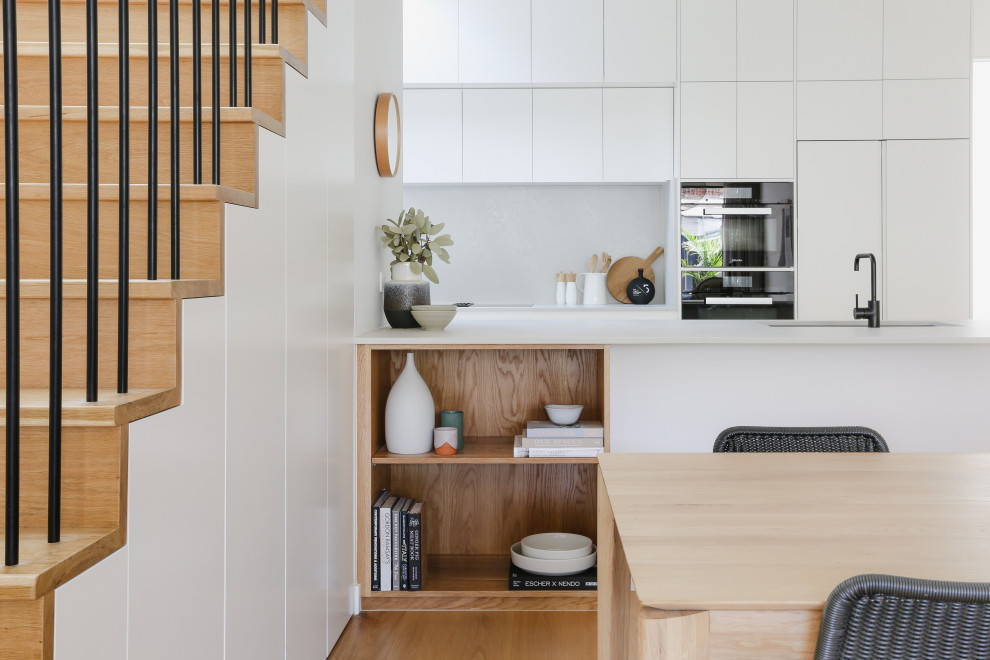 Inspiration for a contemporary kitchen in Melbourne.
