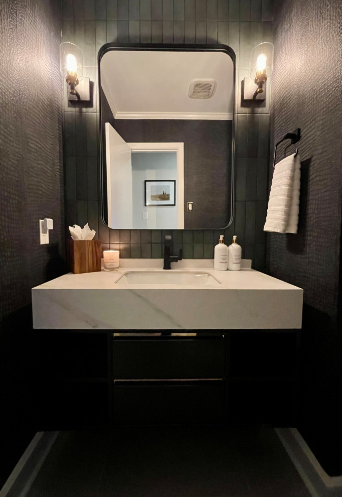 Пример оригинального дизайна: маленькая ванная комната в современном стиле с плоскими фасадами, черными фасадами, раздельным унитазом, зеленой плиткой, плиткой кабанчик, черными стенами, полом из цементной плитки, душевой кабиной, врезной раковиной, столешницей из искусственного кварца, серым полом, белой столешницей, нишей, тумбой под одну раковину, подвесной тумбой и обоями на стенах для на участке и в саду