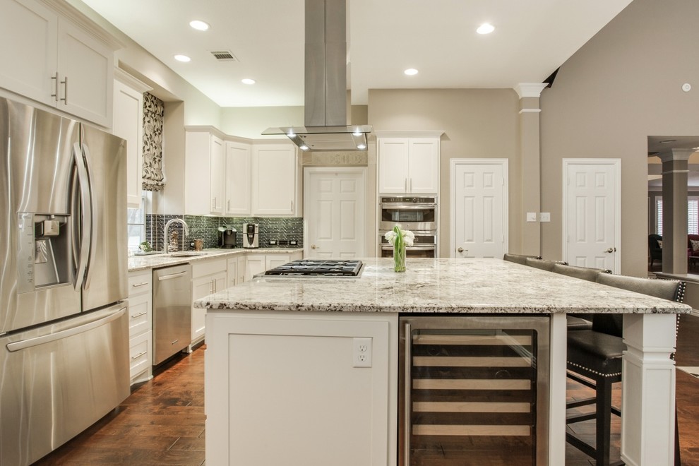 Kitchen - transitional kitchen idea in Dallas