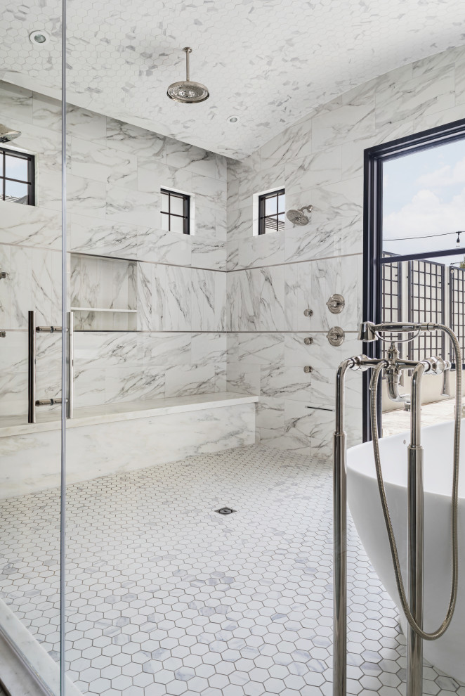 На фото: главная ванная комната среднего размера в стиле неоклассика (современная классика) с отдельно стоящей ванной, душевой комнатой, полом из керамогранита и открытым душем